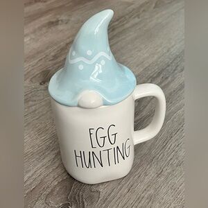 Rae Dunn Gnome Topper Egg Hunting mug white / light blue